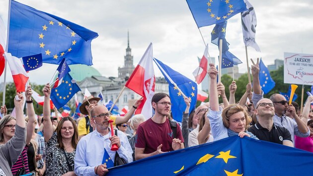 Die Demonstranten schwenkten polnische und EU-Flaggen und forderten einen proeuropäischen Kurs. (Bild: AFP)