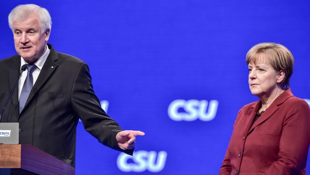 CSU-Chef Seehofer und Kanzlerin Merkel hatten in den letzten Monaten harte Debatten. (Bild: APA/EPA/PETER KNEFFEL)