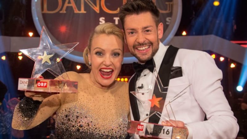 Verena Scheitz und Florian Gschaider mit ihren "Dancing Stars"-Trophäen (Bild: ORF)