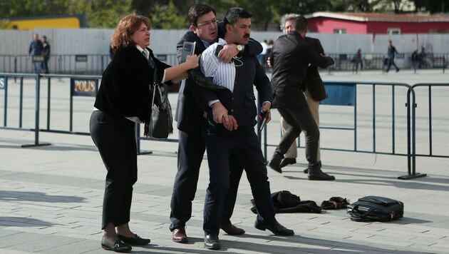 Dilek Dündar (li.), die Frau des Chefredakteurs, beim Versuch, den Attentäter zurückzuhalten. (Bild: APA/AFP/CUMHURIYET DAILY NEWSPAPER/HANDOUT)
