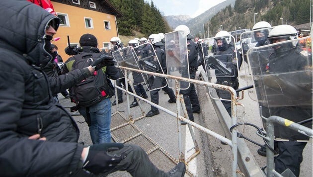 Bereits am 24. April kam es zu Auseinandersetzungen zwischen Demonstranten und Polizei am Brenner. (Bild: APA)