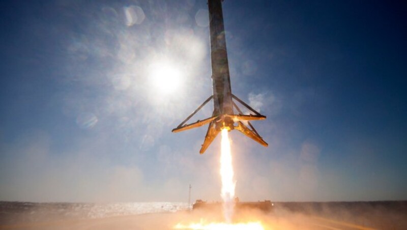 Die Landung einer "Falcon 9"- Rakete am 8. April (Bild: SpaceX)