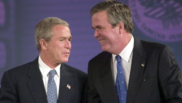 Ex-Präsident George W. Bush (li.) und sein Bruder Jeb (Bild: APA/EPA/CHRIS LIVINGSTON)