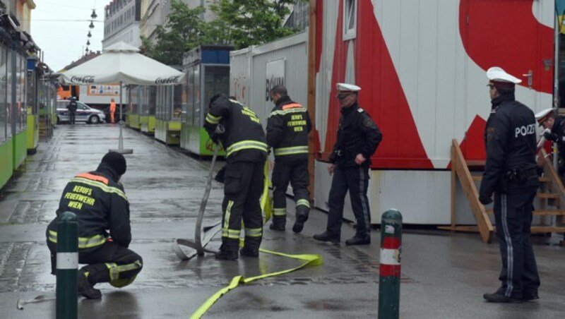 Einsatzkräfte am Brunnenmarkt (Bild: APA/HERBERT P. OCZERET)