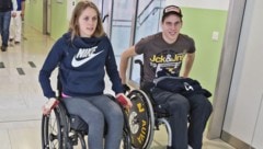 Kira Grünberg (li.) und Lukas Müller im Reha-Zentrum Bad Häring (Bild: Christof Birbaumer)