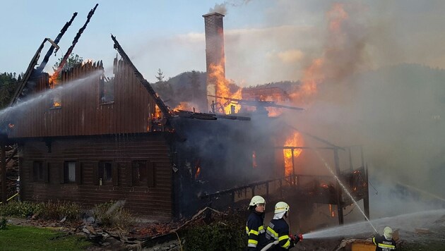 Das Haus brannte auf die Grundmauern nieder. (Bild: Feuerwehren BFVGU Abschnitt 6)