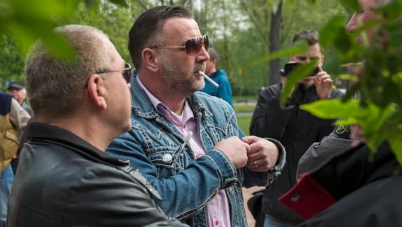 Lutz Bachmann mit Pegida-Anhängern vor dem Gericht. (Bild: AP)