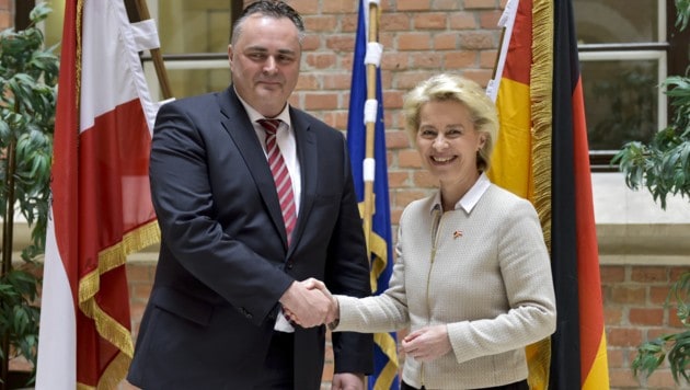 Verteidigungsminister Hans Peter Doskozil und seine deutsche Amtskollegin Ursula von der Leyen (Bild: APA/HERBERT NEUBAUER)
