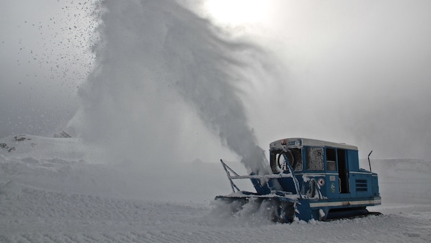 Langsam gräbt sich der Rotationspflug durch den Schnee (Bild: Hannes Wallner)