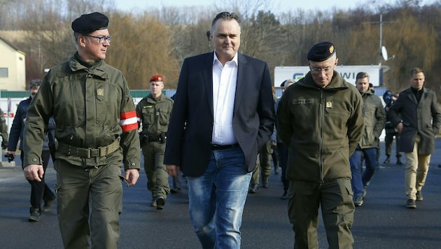 Doskozil mit dem steirischen Militärkommandanten Zöllner und Landespolizeidirektor Klamminger (Bild: APA/Erwin Scheriau)