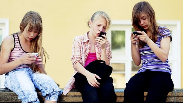 Schülerinnen und Schüler in Großbritannien sollen künftig keine Handys mehr im Unterricht dabei haben dürfen (Symbolbild). (Bild: thinkstockphotos.de)
