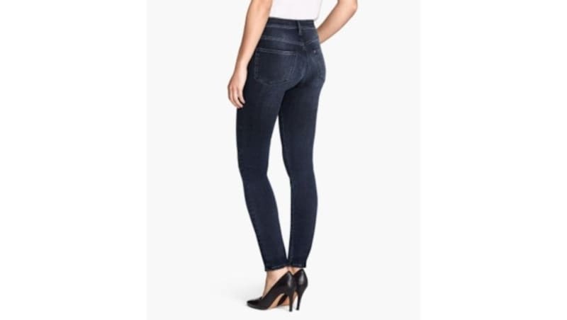 Guess hat eine Jeansleggings-Kollektion herausgebracht, die wie eine Creme wirken soll. (Bild: Guess)