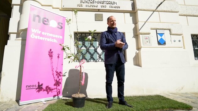 Matthias Strolz mit einem Bäumchen für die Bildungsministerin: "Talente sollen blühen." (Bild: facebook.com/NeosDasNeueOesterreich)