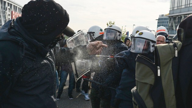 Am Rande AfD-Bundesparteitages lieferten sich Demonstranten eine Straßenschlacht mit der Polizei. (Bild: AFP)