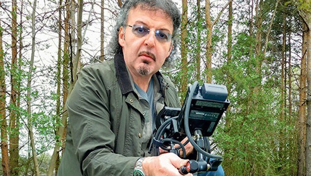 Naturfilmer Kurt Mündl mit seiner eigens konstruierten "Snake-Cam". (Bild: Kurt Mündl)