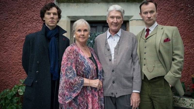 Familie Holmes mit den ständig konkurrierenden Brüdern Sherlock und Mycroft (Bild: BBC One)