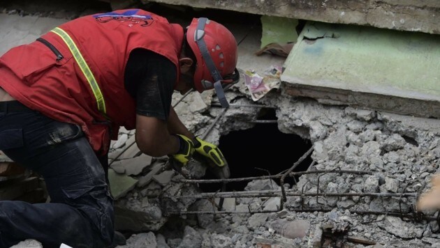 Suche nach Verschütteten (Bild: APA/AFP/RODRIGO BUENDIA)