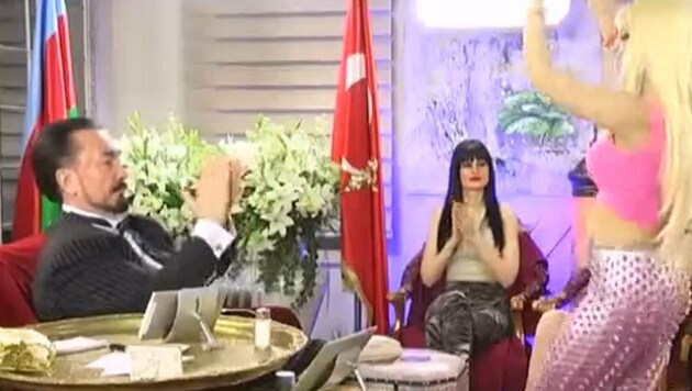 Sektenführer Adnan Oktar lässt seine "Kätzchen" tanzen. (Bild: YouTube.com/Ismail Muhammed)