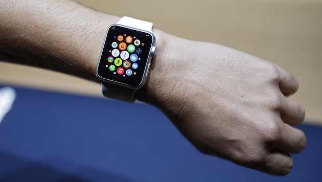 Die Apple iWatch würde sich mit ihrem kleinen Bildschirm als "Spickzettel" eignen. (Bild: APA/EPA/MONICA DAVEY)