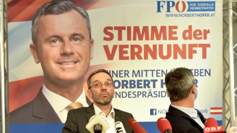 Plakate präsentiert: Wahlkampfleiter Herbert Kickl (li.) und FPÖ-Hofburg-Kandidat Norbert Hofer (Bild: APA/HERBERT NEUBAUER)