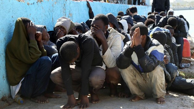 Migranten, die am Hafen von Tripolis aufgegriffen wurden. (Bild: APA/AFP/MAHMUD TURKIA)