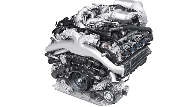 Audis neuer V8 TDI mit zwei Turboladern und einem elektrischen Lader leistet 435 PS (Bild: Audi)