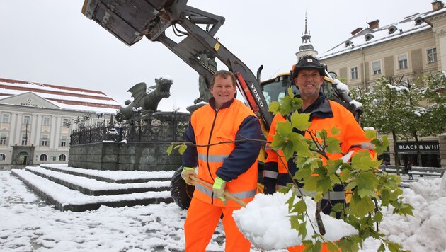 In Klagenfurt musste am Donnerstag der Neue Platz von den Schneemassen befreit werden. (Bild: Evelyn Hronek)