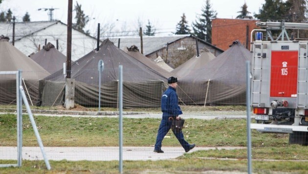 In diesen Zelten sollen bald bis zu 300 Flüchtlinge untergebracht werden. (Bild: EPA)