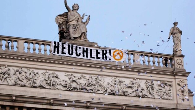 Rechte Störaktion am Dach des Burgtheaters (Bild: twitter.com/identitaere_b)