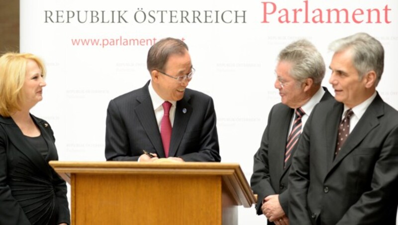 Ban mit Nationalratspräsidentin Doris Bures, Bundespräsident Heinz Fischer, Kanzler Werner Faymann (Bild: APA/ROLAND SCHLAGER)