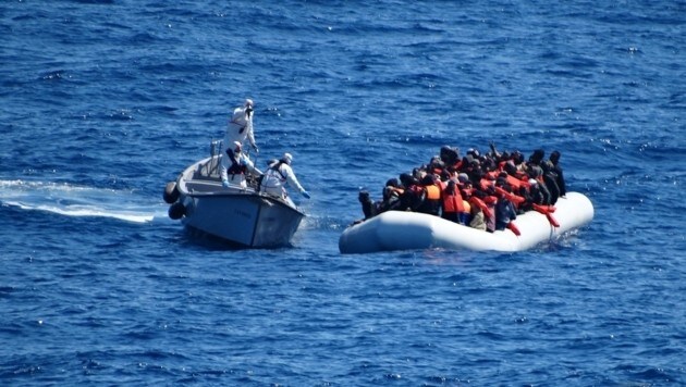 Die italienische Marine muss in letzter Zeit wieder vermehrt Flüchtlingsboote im Mittelmeer stoppen. (Bild: AP)