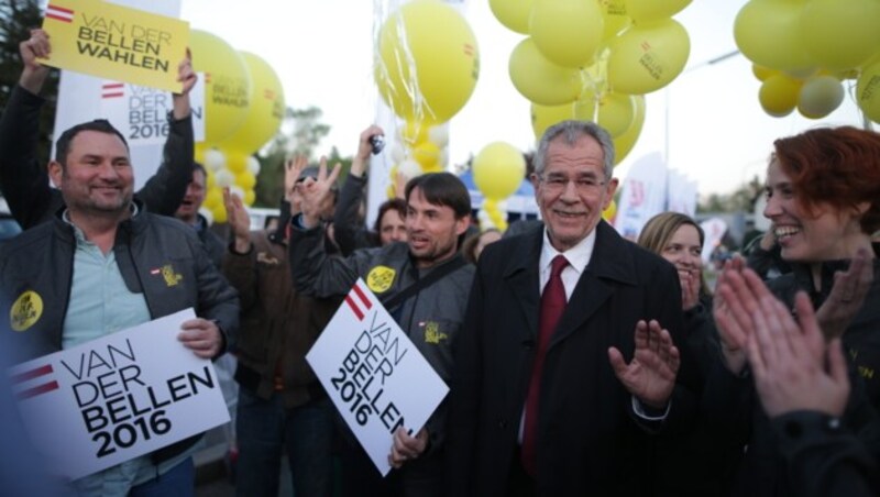 Alexander Van der Bellen und seine Fans (Bild: APA/Georg Hochmuth)