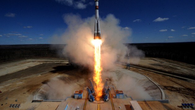 Der Start der ersten Rakete vom neuen Weltraumbahnhof Wostotschny ist im zweiten Anlauf geglückt. (Bild: AP)