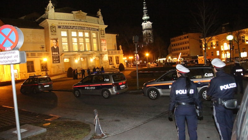 Mehrmals gingen vor Jahren Bombendrohungen im Stadttheater Klagenfurt ein, auch 2016 bei einer „Butterfly“-Premiere. Nun hält ein Unbekannter ganz Österreich im Bombendrohungen auf Bahnhöfen und in Schulen auf Trab. (Bild: Uta Rojsek-Wiedergut)