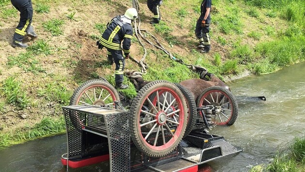 Die Feuerwehr konnte das Pferd nur noch tot bergen. (Bild: APA/FF STADT HOLLABRUNN)