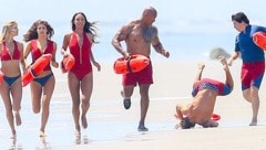 Hoppala! Zac Efron kam beim "Baywatch"-Dreh ins Straucheln. (Bild: instagram.com/zacefron)