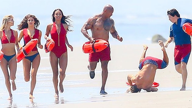 Hoppala! Zac Efron kam beim "Baywatch"-Dreh ins Straucheln. (Bild: instagram.com/zacefron)