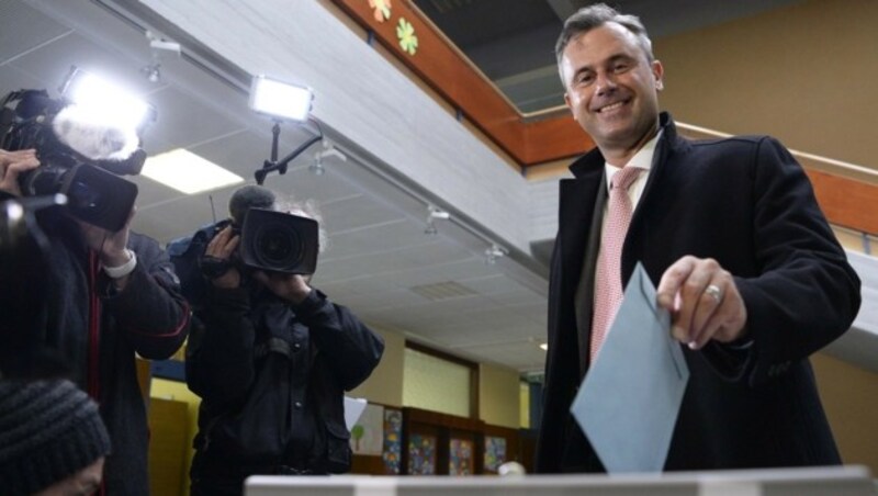 Norbert Hofer bei der Stimmabgabe (Bild: APA/ROBERT JAEGER)