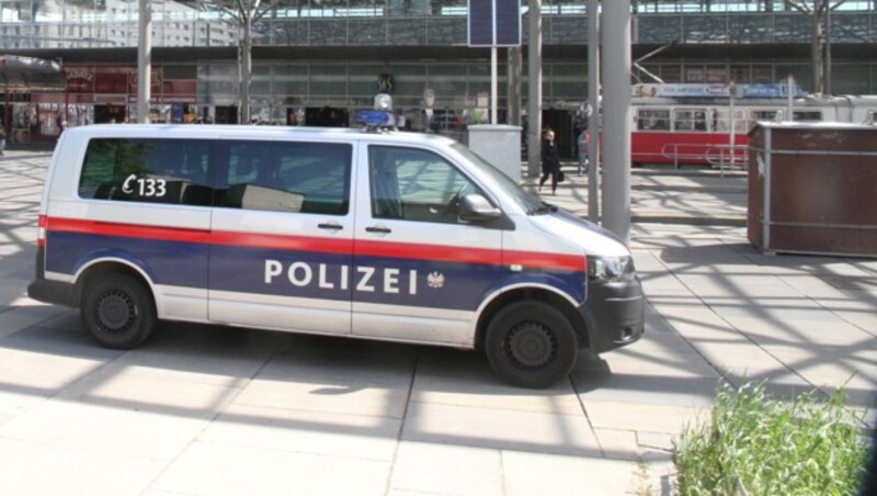 Polizeistreife am Tatort Praterstern (Bild: Andi Schiel)