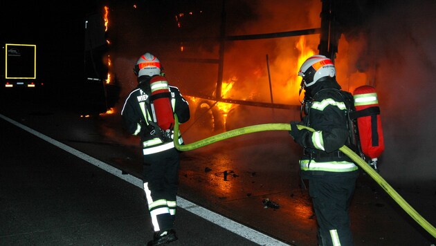 Der Lastwagen-Anhänger und der Pkw brannten lichterloh. (Bild: Michael Biegler/Feuerwehr Wiener Neudorf)