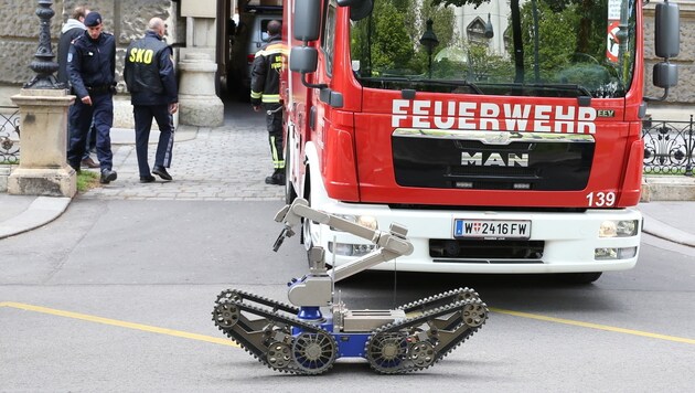 Der Roboter des Entschärfungsdienstes beim Einsatz im KHM Wien (Bild: ZWEFO)
