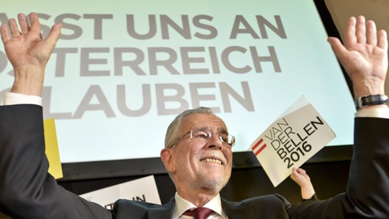 Optimismus auch bei Van der Bellen und Unterstützern (Bild: APA/Herbert Neubauer)