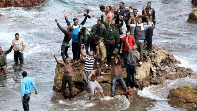 Diese Menschen erreichten Ceuta über das Meer. (Bild: EPA)