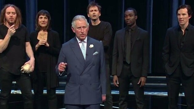 Prince Charles spielt Hamlet. Rechts hinten ist "Sherlock"-Star Benedict Cumberbatch zu sehen. (Bild: YouTube.com/BBC)