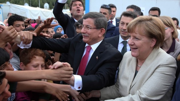 Angela Merkel und Ahmet Davutoglu im Flüchtlingslager Nizip (Bild: AP)