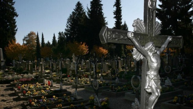 Kommunalfriedhof - Manche können sich Begräbnis nicht leisten. (Bild: Andreas Tröster)
