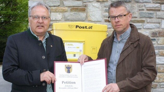 Gahr (li.) unterstützt Pramstrahler mit einer Petition für den Erhalt der Post-Filiale in Zell. (Bild: Gemeinde Zell am Ziller)