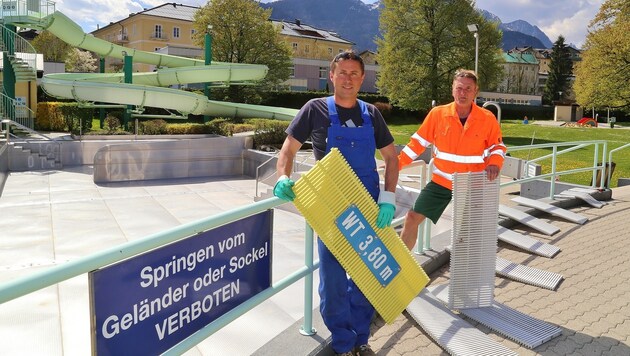 Franz Sams (links) und Robert Sammer machen in Bad Ischl das Freibad startklar. (Bild: Marion Hörmandinger)
