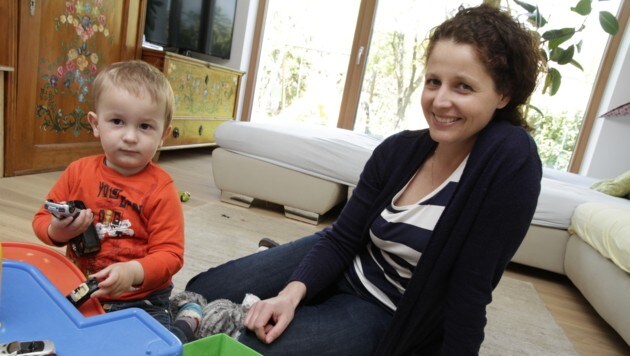 Tagesmutter Michaela Höllwirth pielt mit Tobias, einem ihrer fünf â01Egeliehenenâ01C Kinder (Bild: Kronen Zeitung)