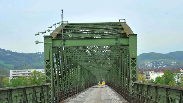 Die Linzer Eisenbahnbrücke wird abgerissen (Bild: Horst Einöder)